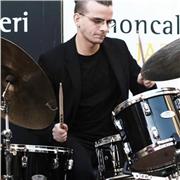 Insegnante di musica, specializzato nella batteria offre lezioni di batteria e primi passi per il pianoforte, chitarra e basso